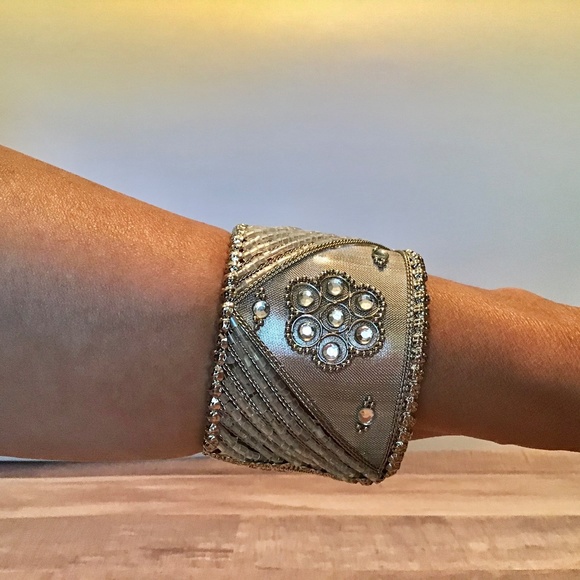 Gold cuff bracelet with rhinestones - Picture 1 of 6